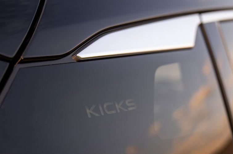 Foto de la ventana con su marco cromado y grabado el nombre Kicks